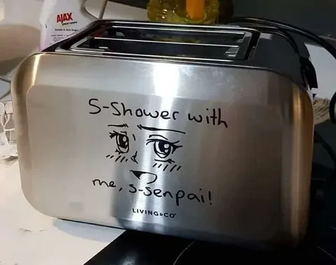 Toaster Wants to Shower with Senpai