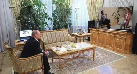 Путин смотрит телевизор