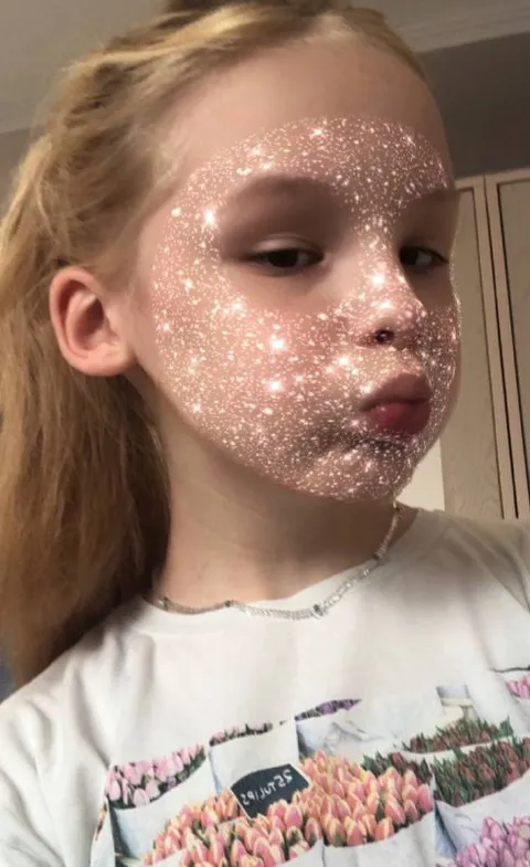 Девочка с блестящим фильтром