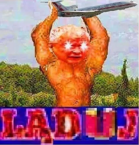 Малыш-грузчик держит самолёт