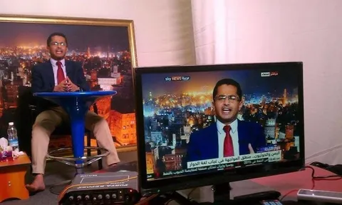 المذيع يظهر على التلفاز