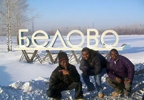 Трое у знака Белово