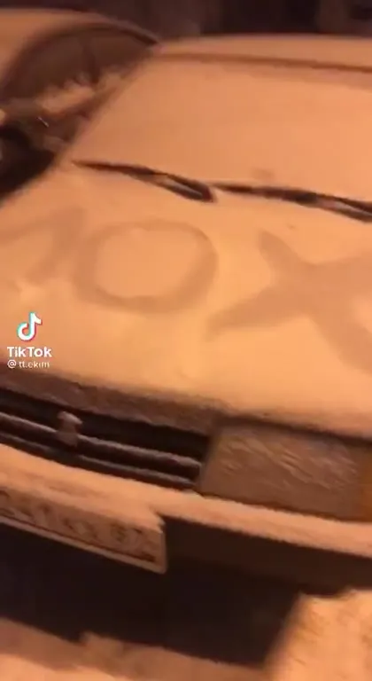 Снежный рисунок на капоте