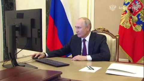 Путин за компьютером