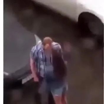 Танец возле белой машины