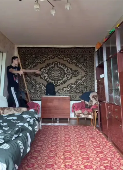 Домашний рок-концерт со шваброй