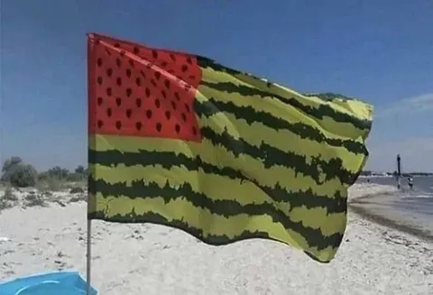 Арбузный флаг на пляже
