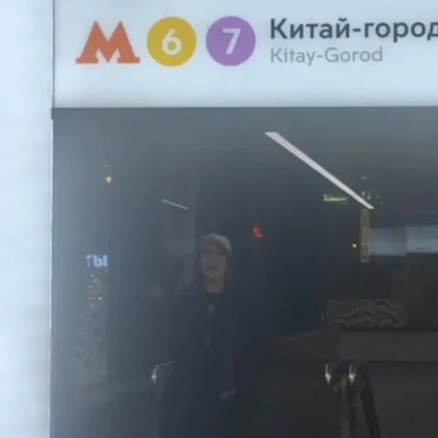 Женщина у метро Китай-город