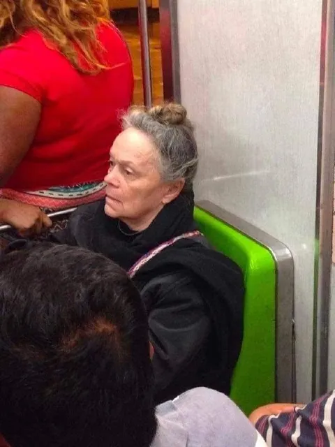 Уставшая женщина в метро