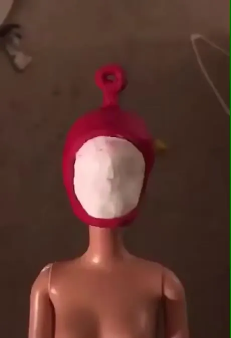 Красная кукла среди странных игрушек