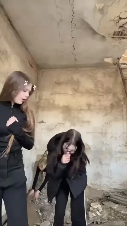 Танец в заброшенном доме