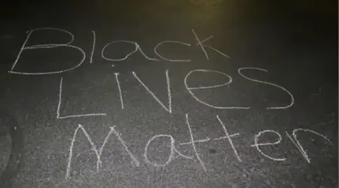 Надпись Black Lives Matter мелом