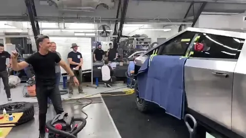 Проверка стекла Cybertruck