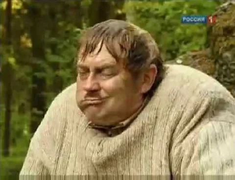 Мужчина с надутыми щеками