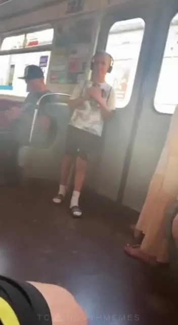 Танцы в вагоне метро