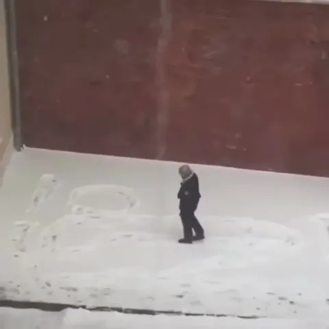Одинокая прогулка по снегу