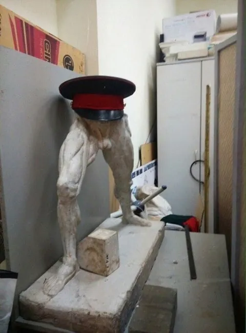 Безголовый военный атлет
