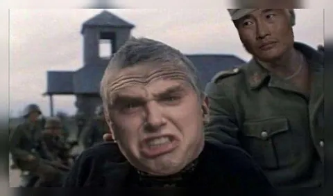 Злой солдат крупным планом