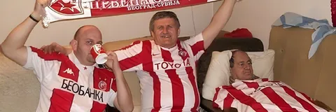 Навијачи Црвене звезде на каучу