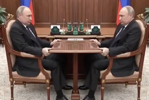 Путин растягивает короткий стол