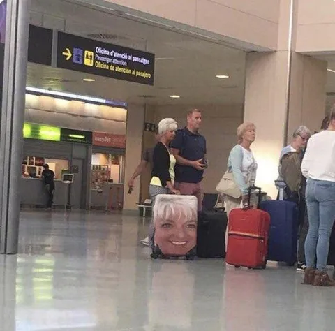 La cara en la maleta