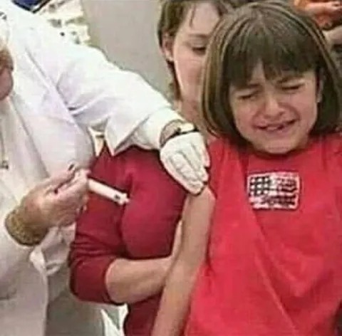 Ребёнок плачет на прививке
