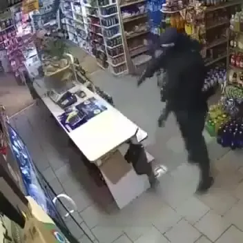 Бунтари врываются в магазин