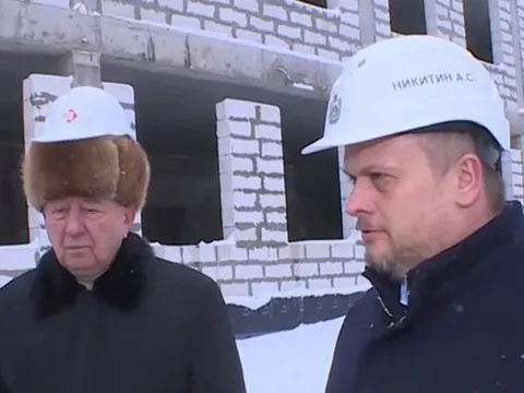 Каска зимой: два варианта