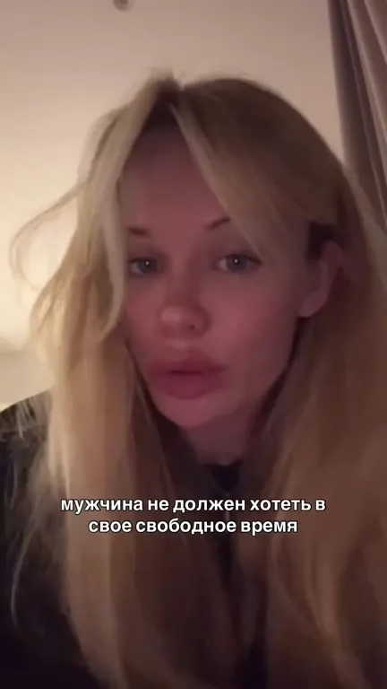 Мужчина и дикий огурец