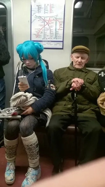 Мику рядом с дедушкой в метро