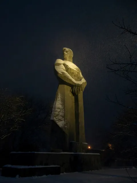 Ночная статуя в снегу