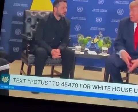 Трамп показывает магический жест