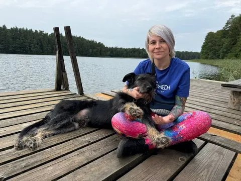 Девушка с собакой на причале