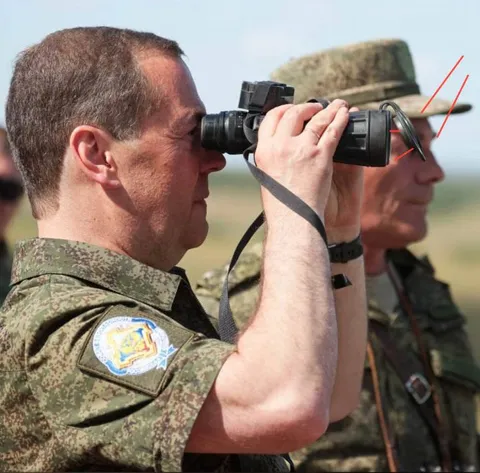 Военный что-то заметил