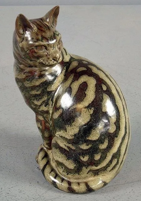 Блестящая керамическая кошка
