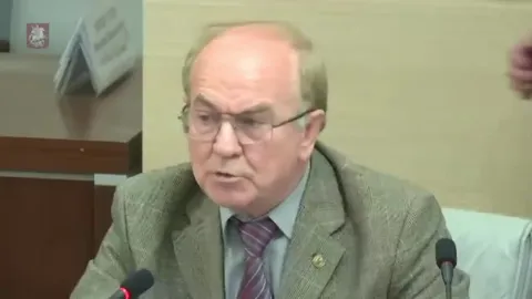 Чиновник эмоционально выступает на заседании