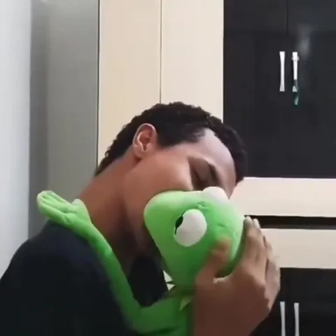 Поцелуй с зелёной куклой