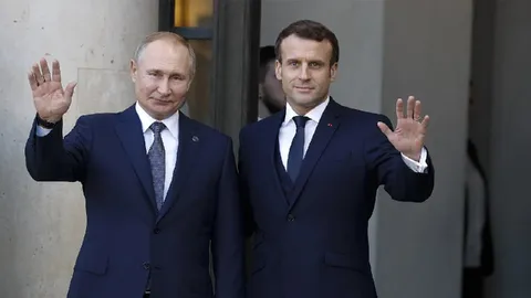 Путин и Макрон машут