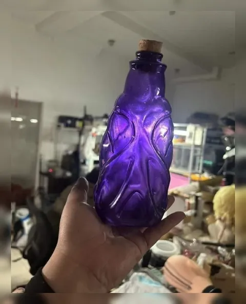 Фиолетовая бутылочка в руке