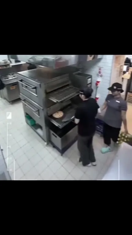 Работник уносит пиццу и яйца