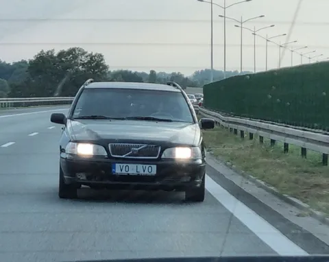 Вольво с номером VOLVO
