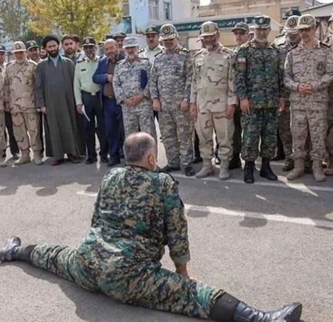 Солдат показывает растяжку