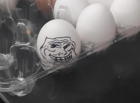 Троллфейс на яйце
