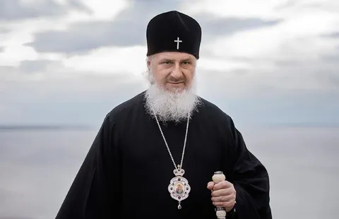 Православный священник у моря
