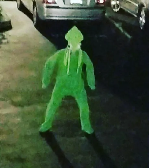 Зелёный человек у машины