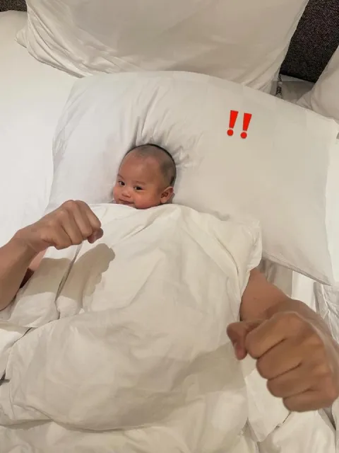 Малыш под одеялом