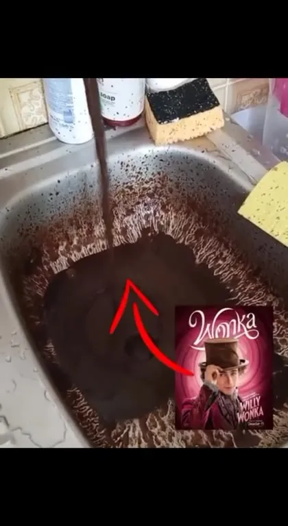 Шоколадный кран в раковине