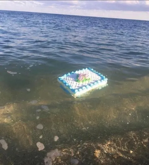 Торт уплыл в море