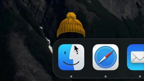 Finder в шапке пьёт кофе