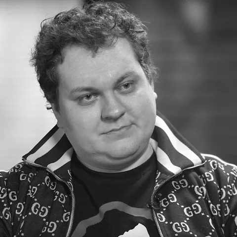 Юрий Хованский с серьёзным взглядом